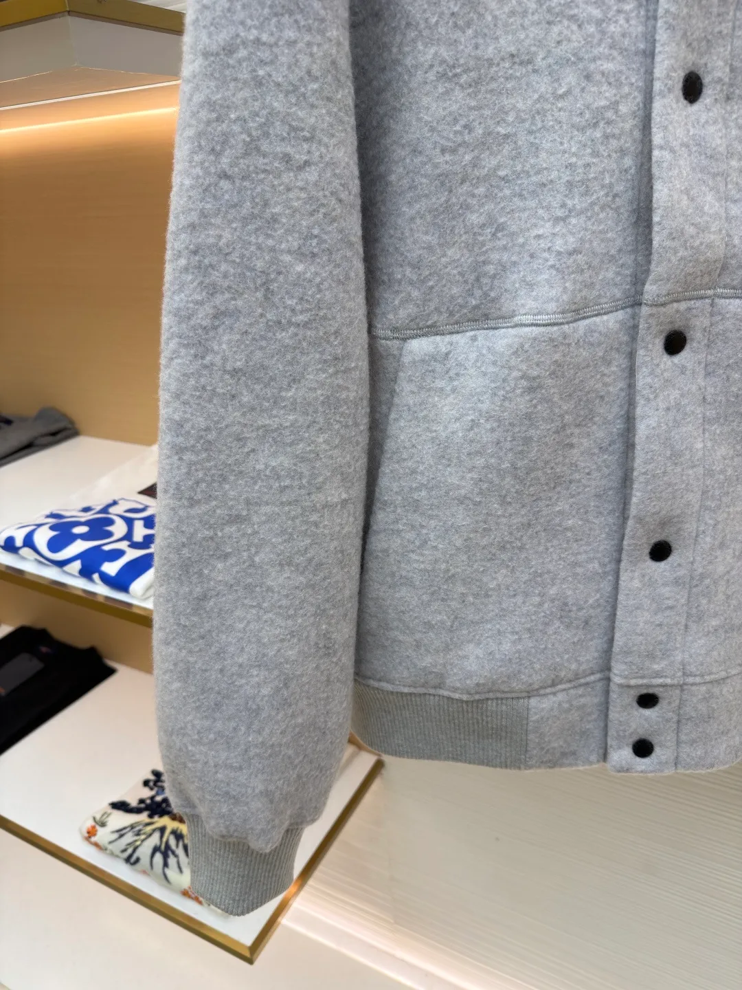 P770 Canada Goose Fleece Badge Button Jacket ●Original version: 5399 purchase and development ●Item number: 1682130-C55 ●Fabric: wool blended fabric ●Technology: rib knitting ●Color: light gray ●Version: fitted version ●Weight: about 930 grams ●Size: S-M-L-XL ●Description: Wool blend fabric: The main fabric of this jacket is light gray wool blend fabric to improve the fabric's wear resistance, wrinkle resistance and warmth. Wool provides good warmth and a natural feel, while blended fibers enhance the fabric's practicality and durability. Rib knit at collar, cuffs and hem for added stretch and fit. The cutting process needs to ensure that the texture and color of the fabric are evenly distributed, especially with this light gray tone, to avoid chromatic aberrations. The stretchability of wool-blend fabrics needs to be taken into consideration when cutting pieces to ensure dimensional stability of the finished garment. Use a sewing needle and thread suitable for wool-blend fabrics to avoid damage to the fabric during sewing. The sewing stitches are even and firm to prevent thread stripping. The temperature needs to be controlled during ironing to avoid high temperature damage to the fabric while keeping the fabric smooth and crisp. The overall wiring is straight and delicate, the fabric is comfortable and soft, and the color is consistent without color difference. It can be matched with the same style to create a fashionable look and control various occasions. Customized accessories, complete with three standards, same style for men and women!